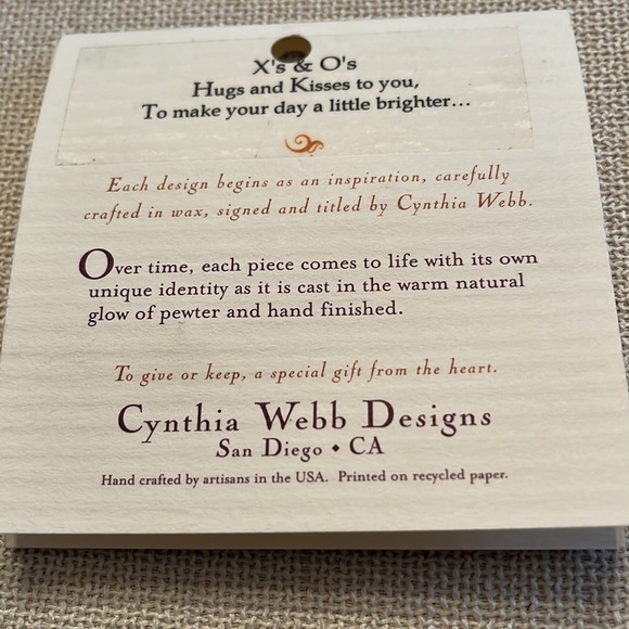Cynthia Webb Designs Hugs and Kissed Pin NWT Hand Crafted! - Picture 2 of 3